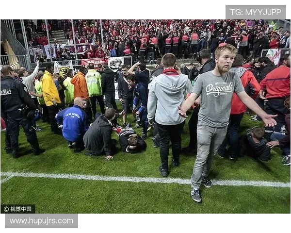 亚眠与里尔比赛因意外事件中断球迷反应热烈引发热议